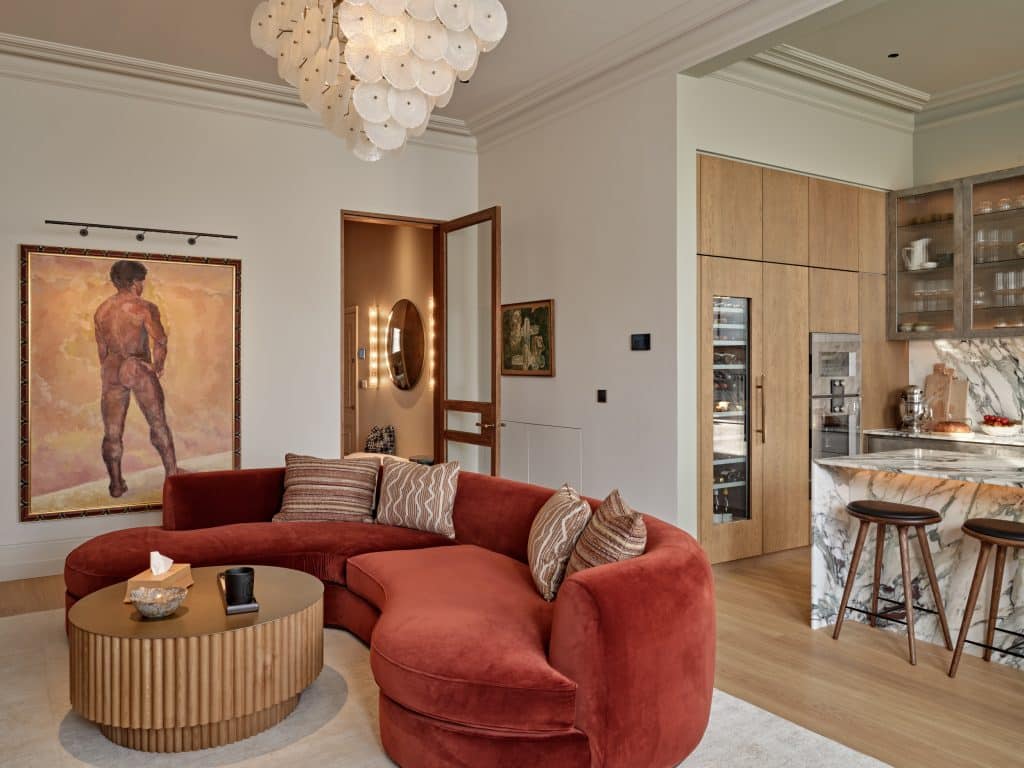 Open plan living space and kitchen in Central London apartment. The main tones are neutrals and deep warm tones which give the place a home-like feeling.