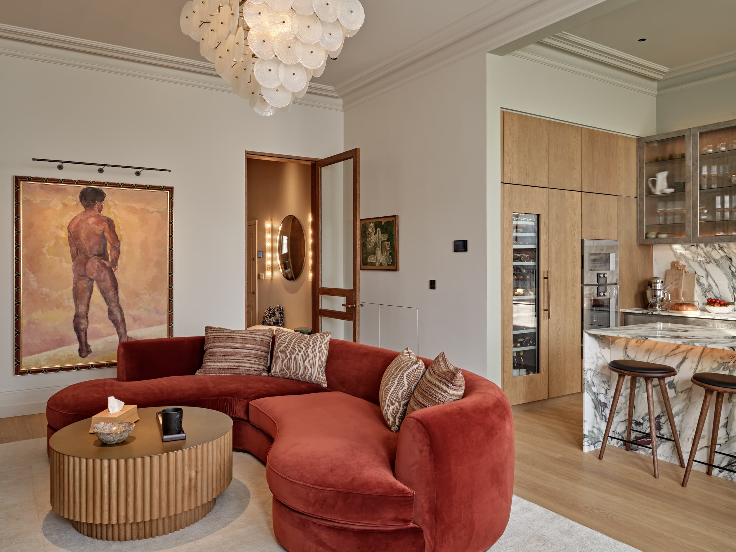 Open plan living space and kitchen in Central London apartment. The main tones are neutrals and deep warm tones which give the place a home-like feeling.