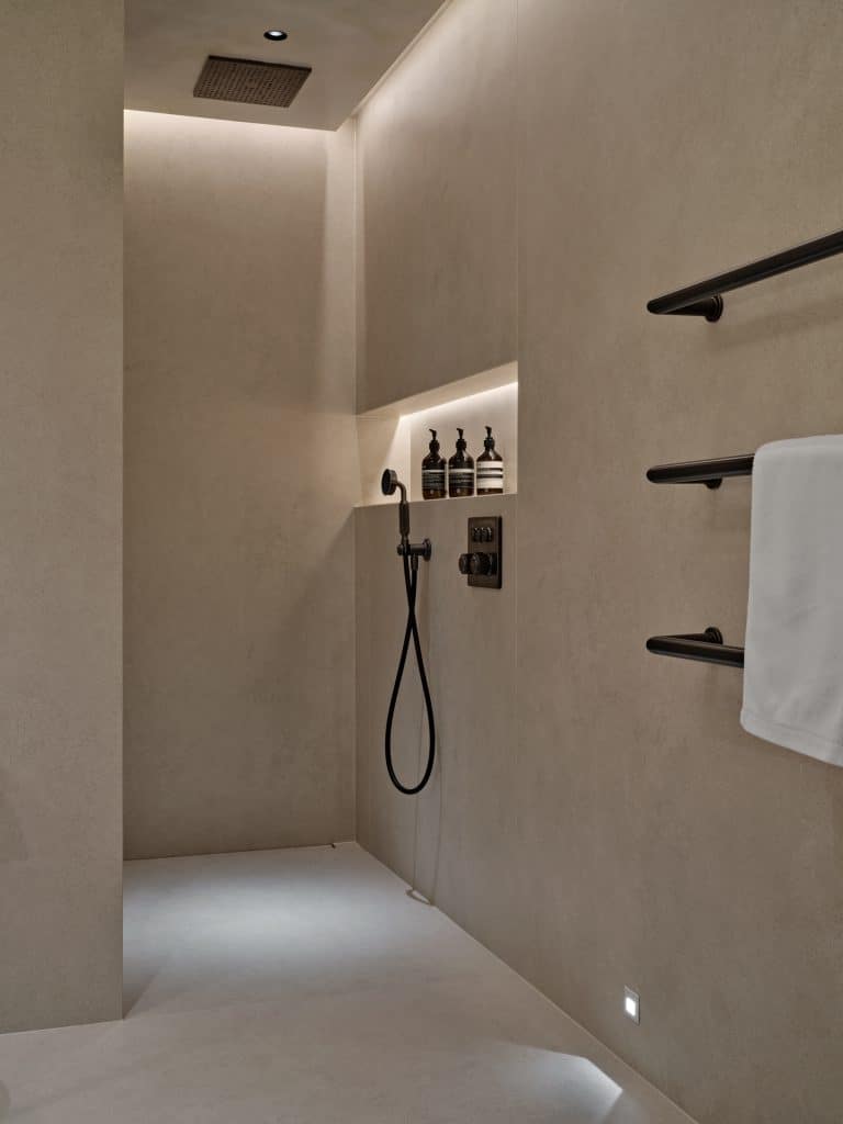 Dimmable lighting in minimalist bathroom.