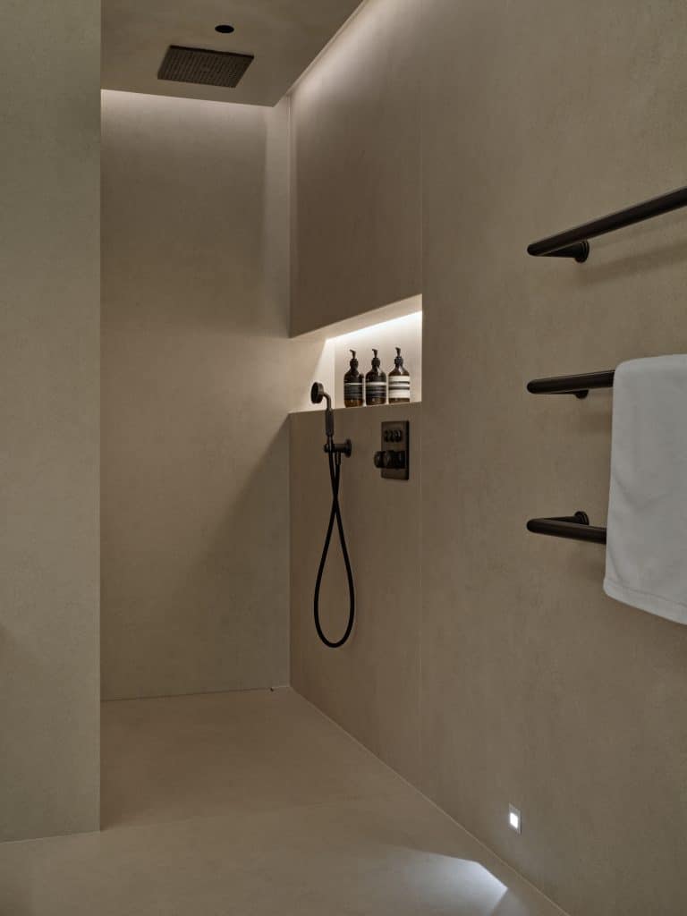 Dimmable lighting in minimalist bathroom.